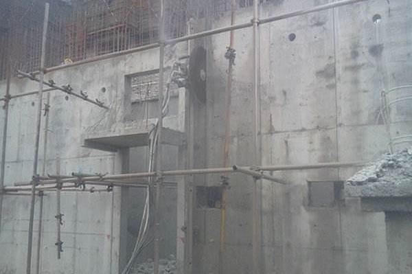 有什么好的方法可以打開混凝土墻？