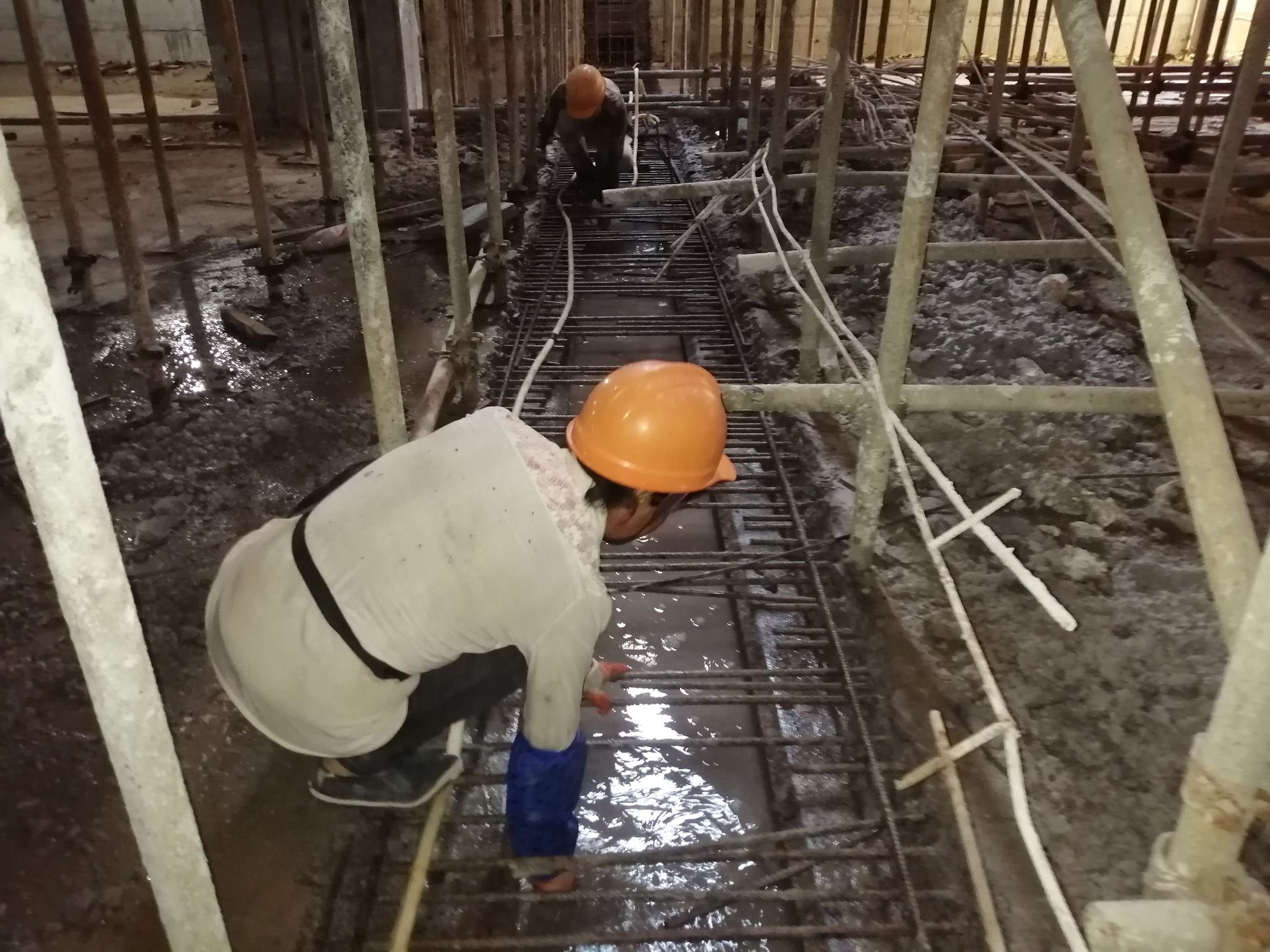 清理后澆帶，剔鑿后澆帶