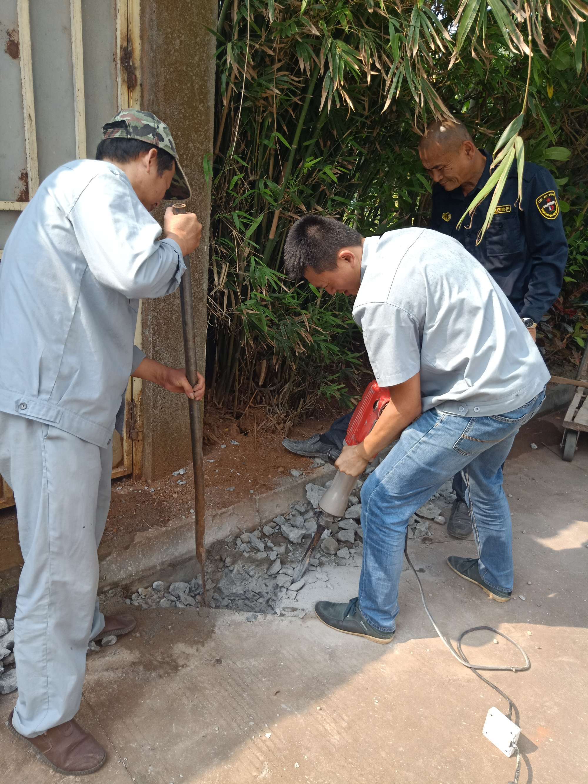 拆除地面。拆除混凝土地面