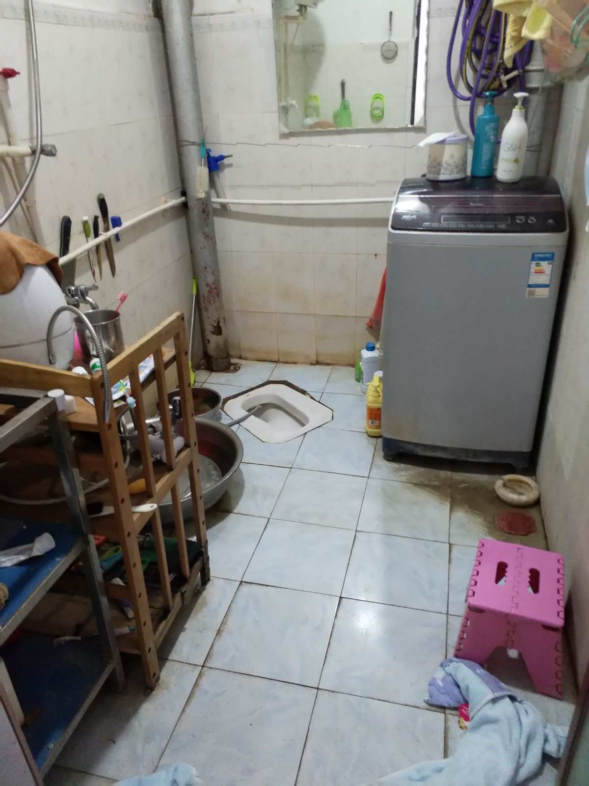 衛生間地面瓷磚拆除翻新和蹲便器更換